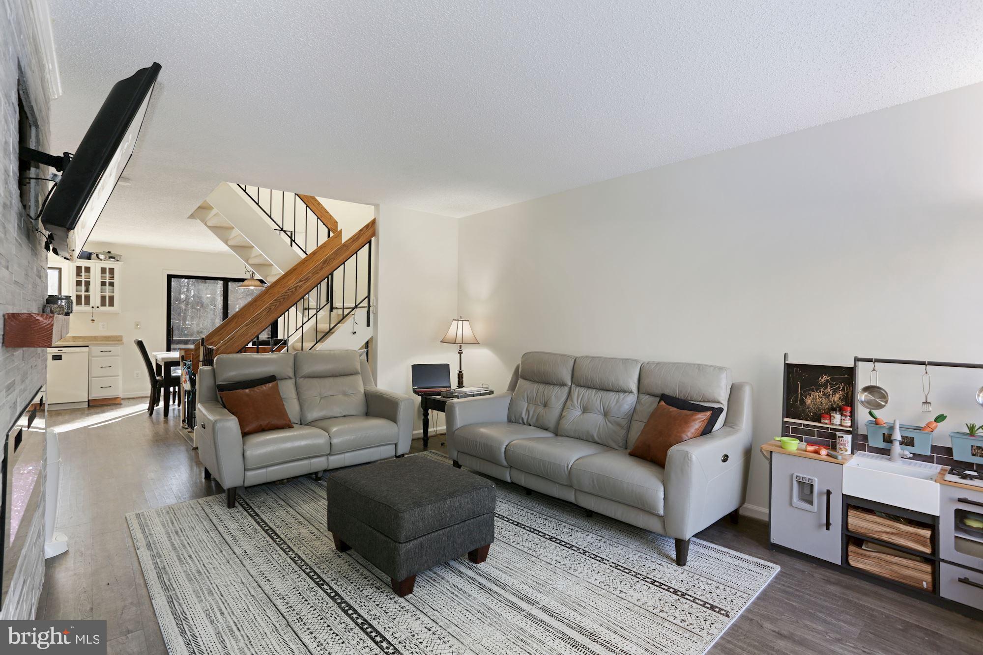 2104 Cartwright Place Reston, VA 20191 - Photo 3 of 31