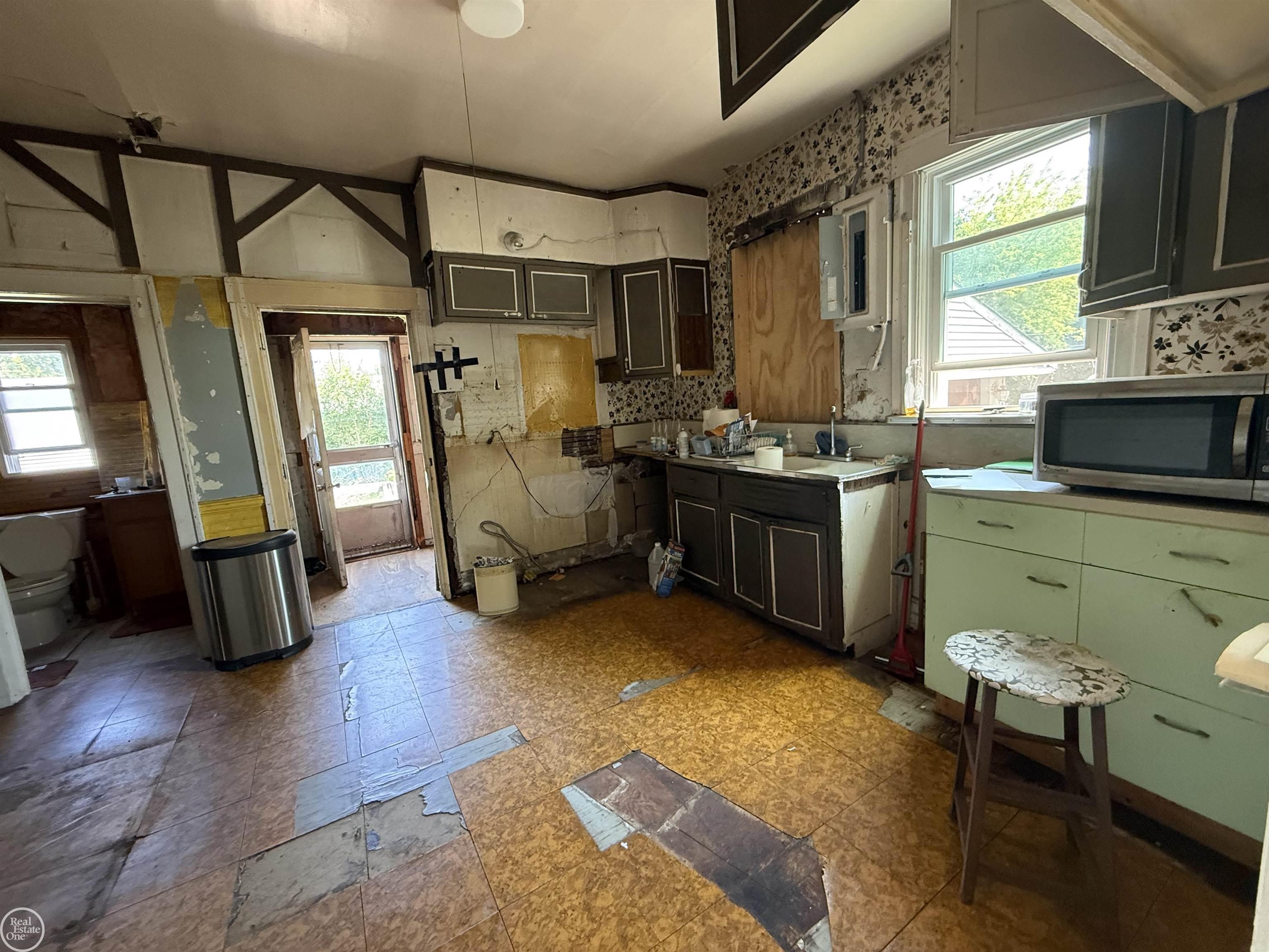 17441 East 11 Mile Road Roseville, MI 48066 - Photo 15 of 18 50215058-e0a2ef27-26f9-410e-a7d9-0f9856161b03.JPG