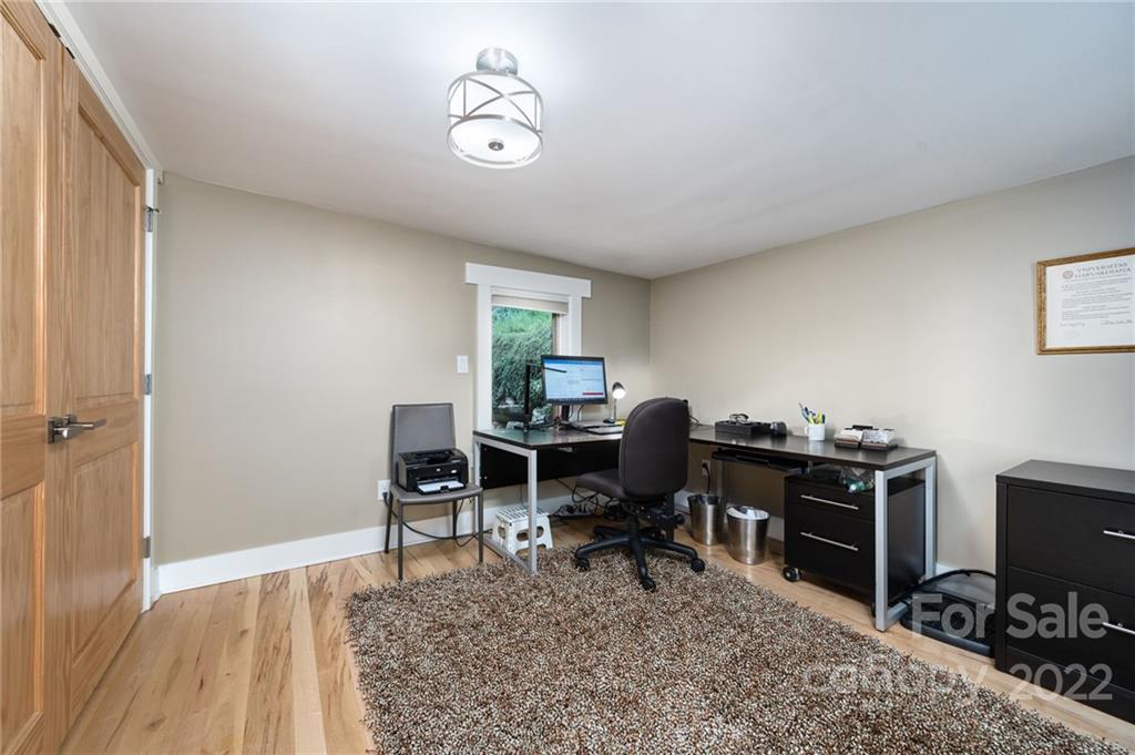 9 Kenilworth Road Asheville, NC 28803 - Photo 26 of 33 a workspace with furniture