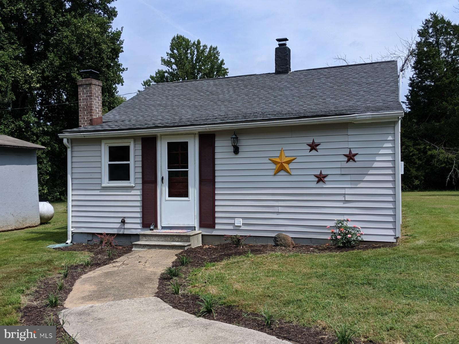 17227 Oakshade Road Orange, VA 22960 - Photo 2 of 28 Sidewalk to front entrance