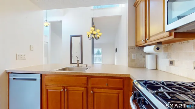 $2,495 | 10 Glenview Drive, Unit 10, Cromwell, CT 06416