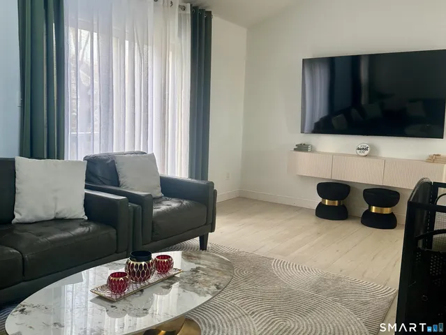 $2,495 | 10 Glenview Drive, Unit 10, Cromwell, CT 06416