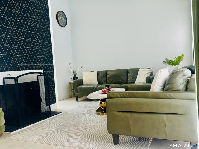 $2,495 | 10 Glenview Drive, Unit 10, Cromwell, CT 06416