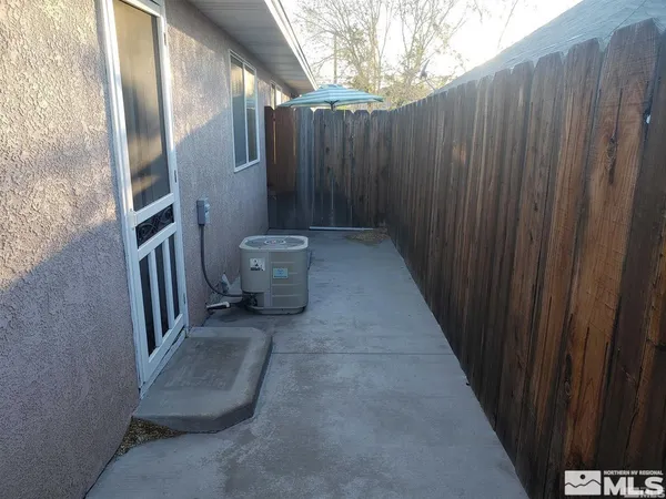 a view of a back yard