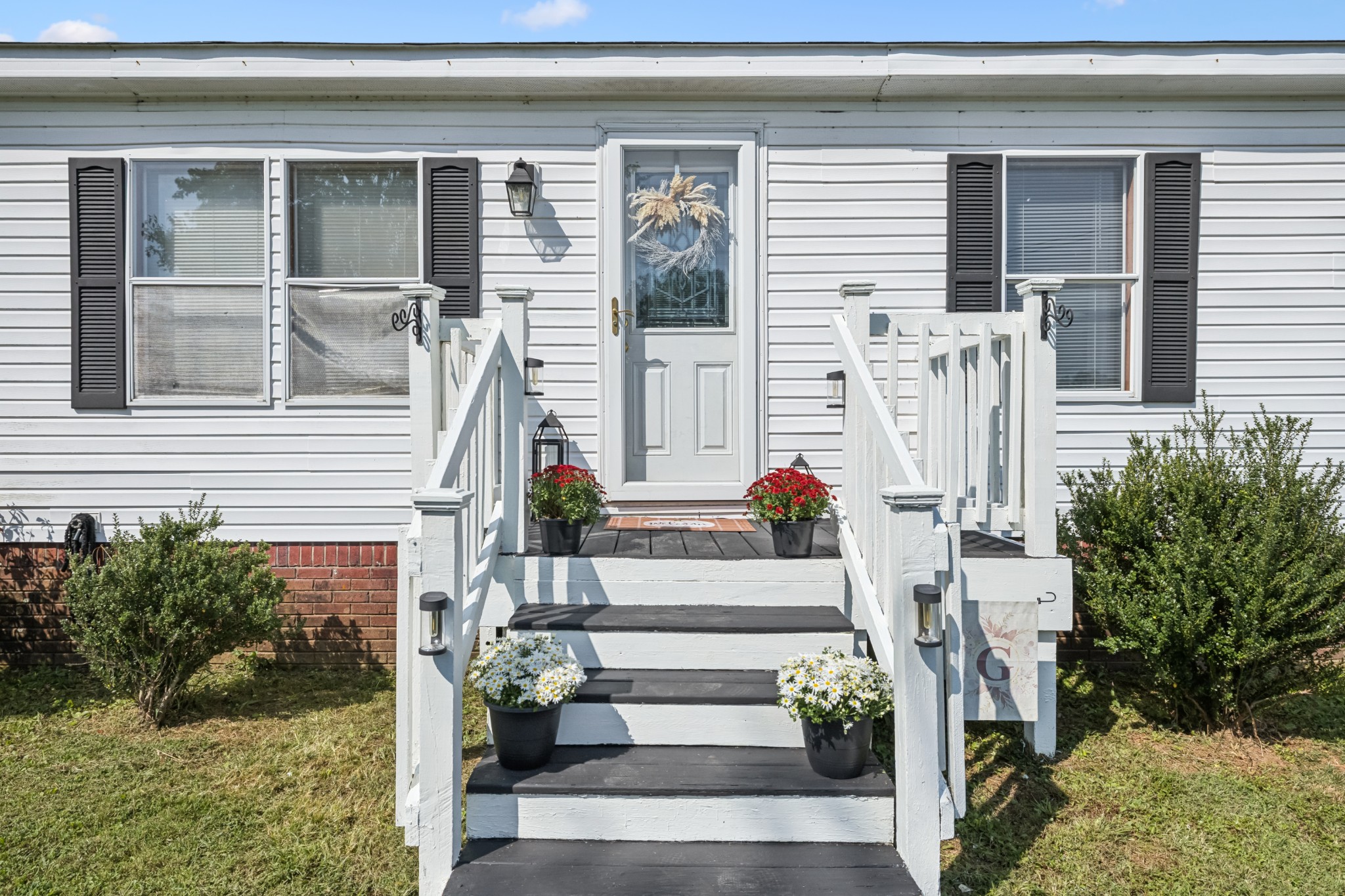 257 Bunker Hill Road Rockvale, TN 37153 - Photo 6 of 38 a front view of a house with a garden