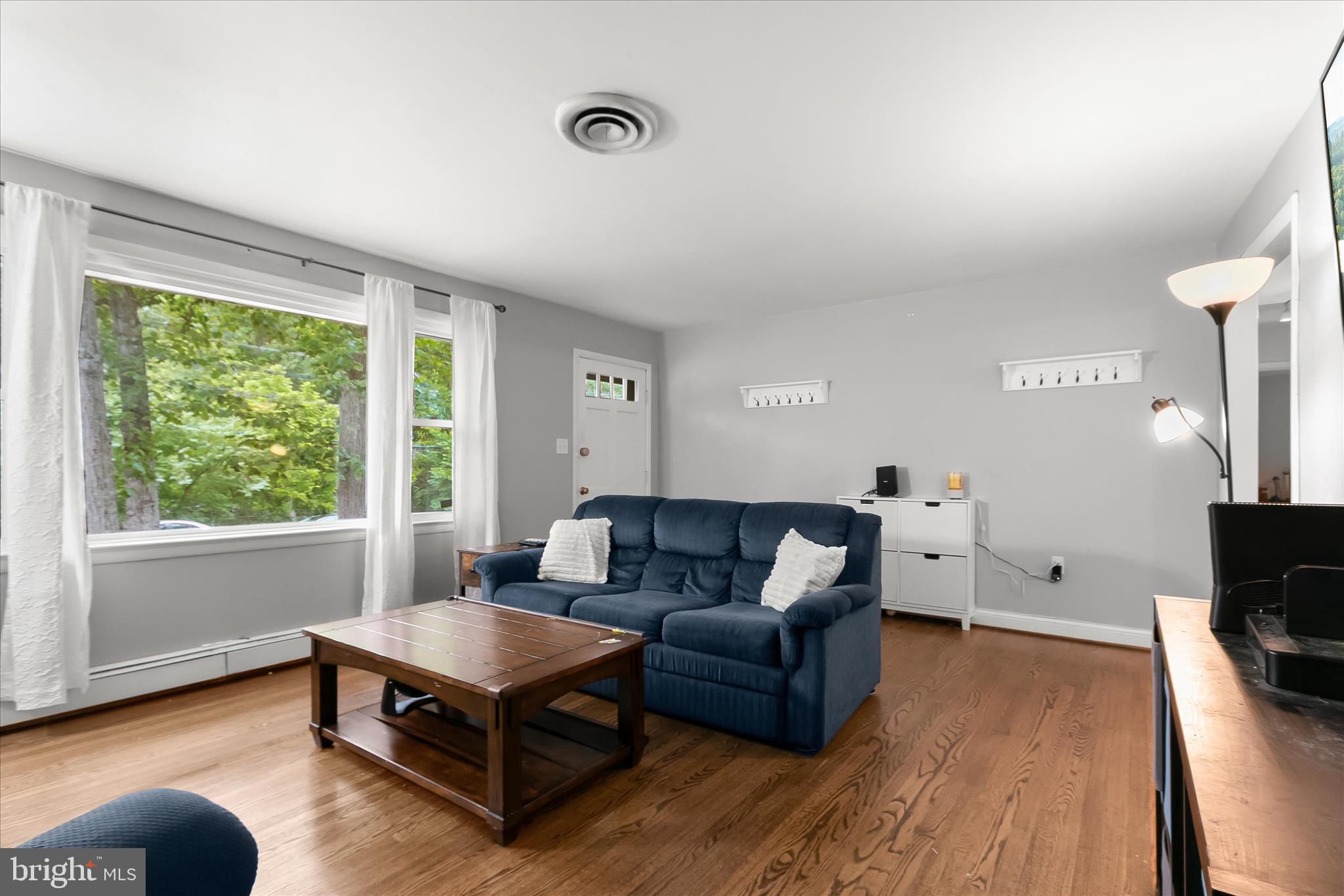 15901 Bond Mill Road Laurel, MD 20707 - Photo 3 of 29 Living Room