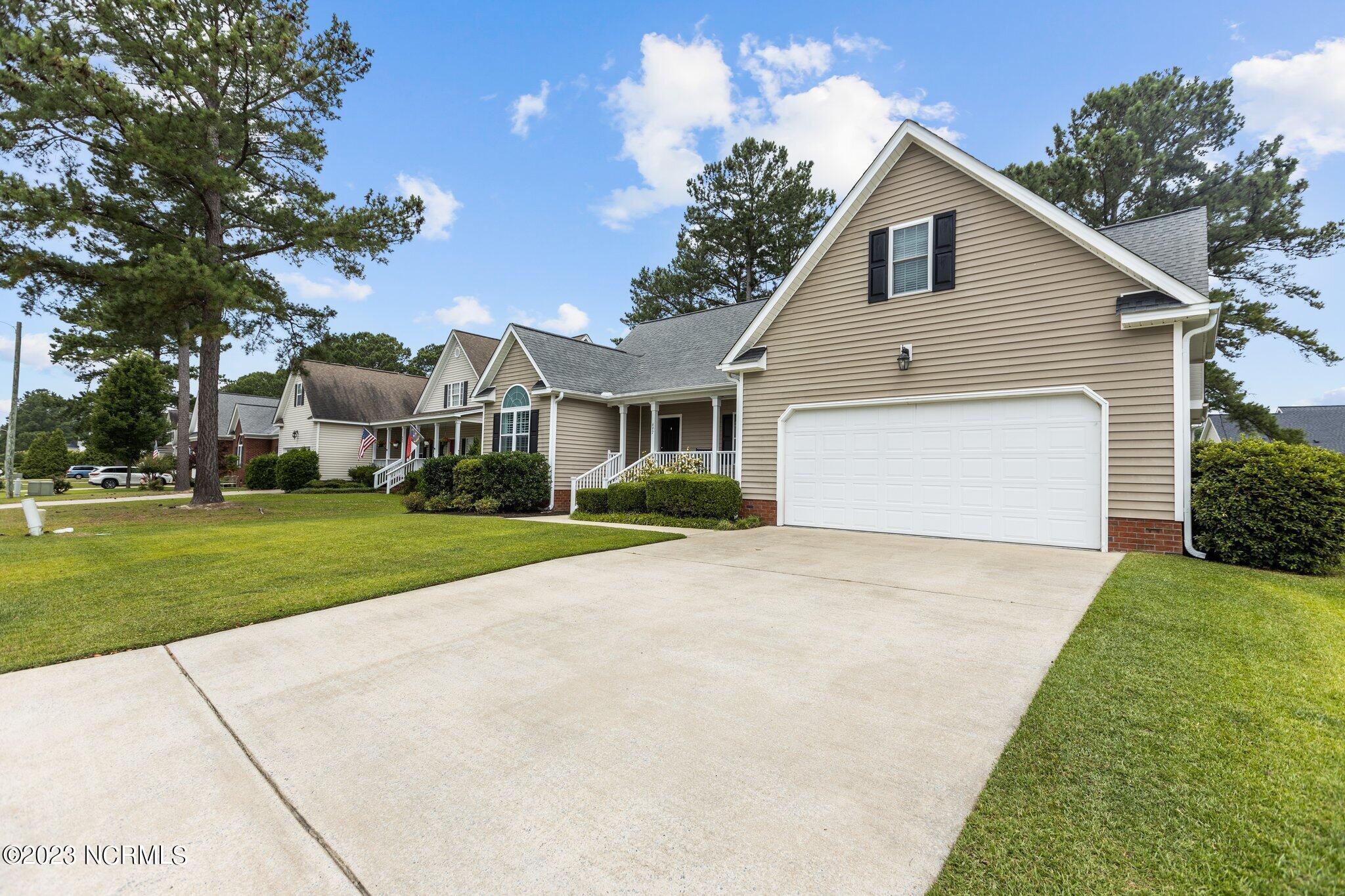 697 Tabard Road Winterville, NC 28590 - Photo 7 of 35 driveway