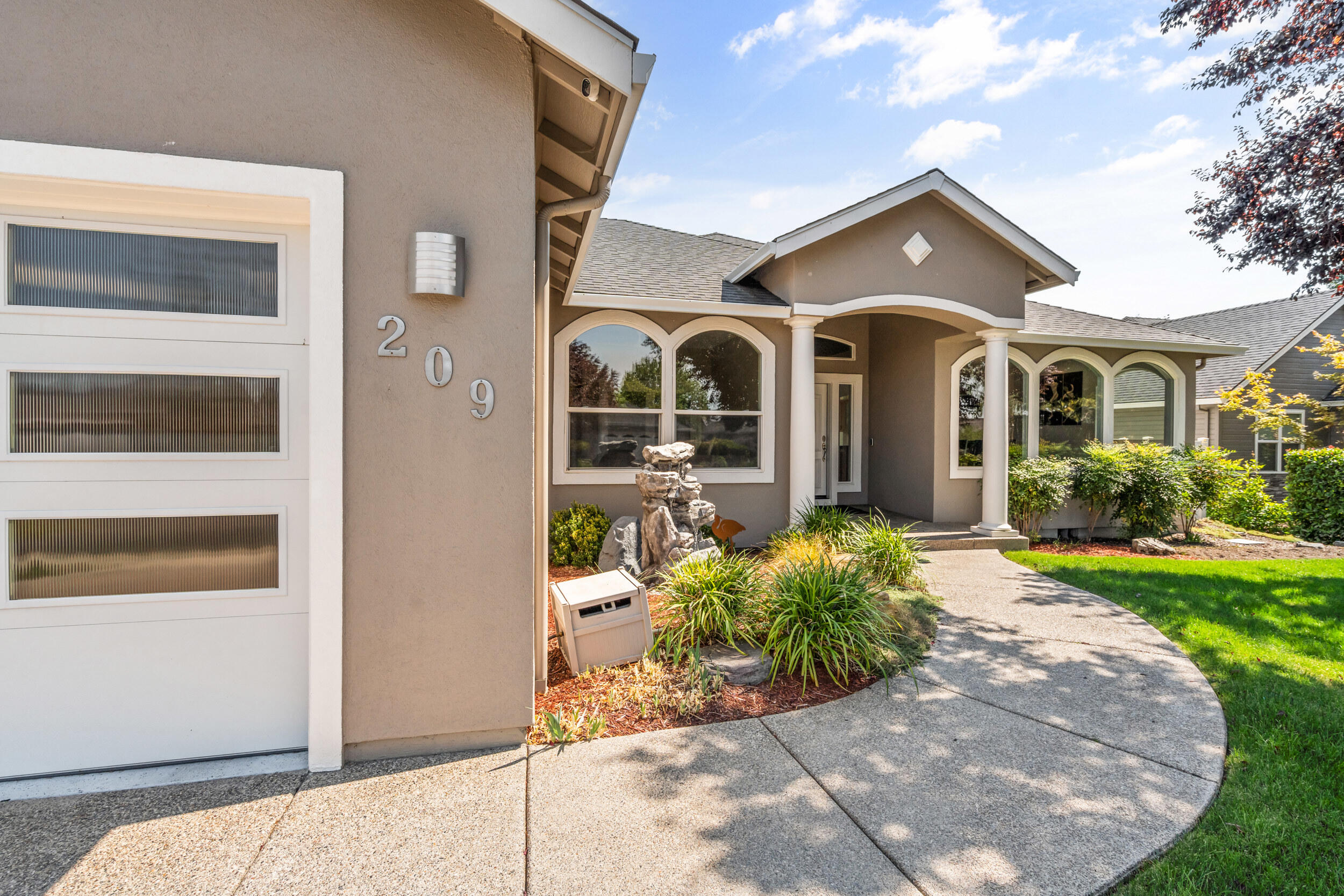 209 Keystone Way Eagle Point, OR 97524 - Photo 2 of 34 3_209-keystone-way -04