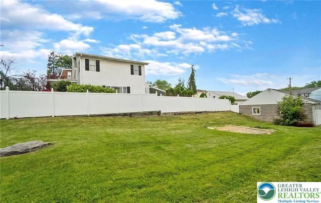 a view of a backyard