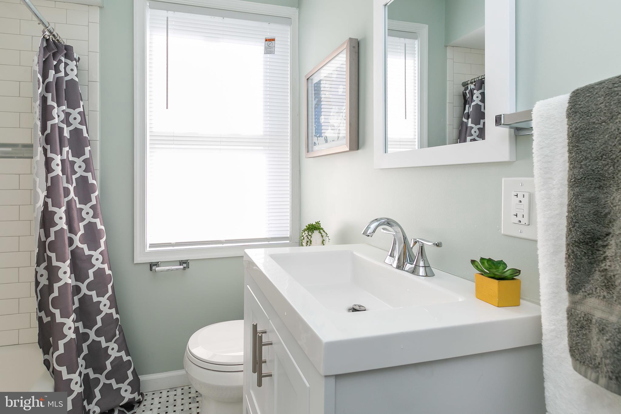 5912 Glenkirk Road Baltimore, MD 21239 - Photo 20 of 32 Upper level bathroom