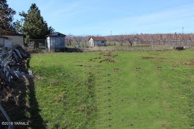Nka Franklin Road Tieton, WA 98947 - Photo 2 of 4 a view of a city from a yard