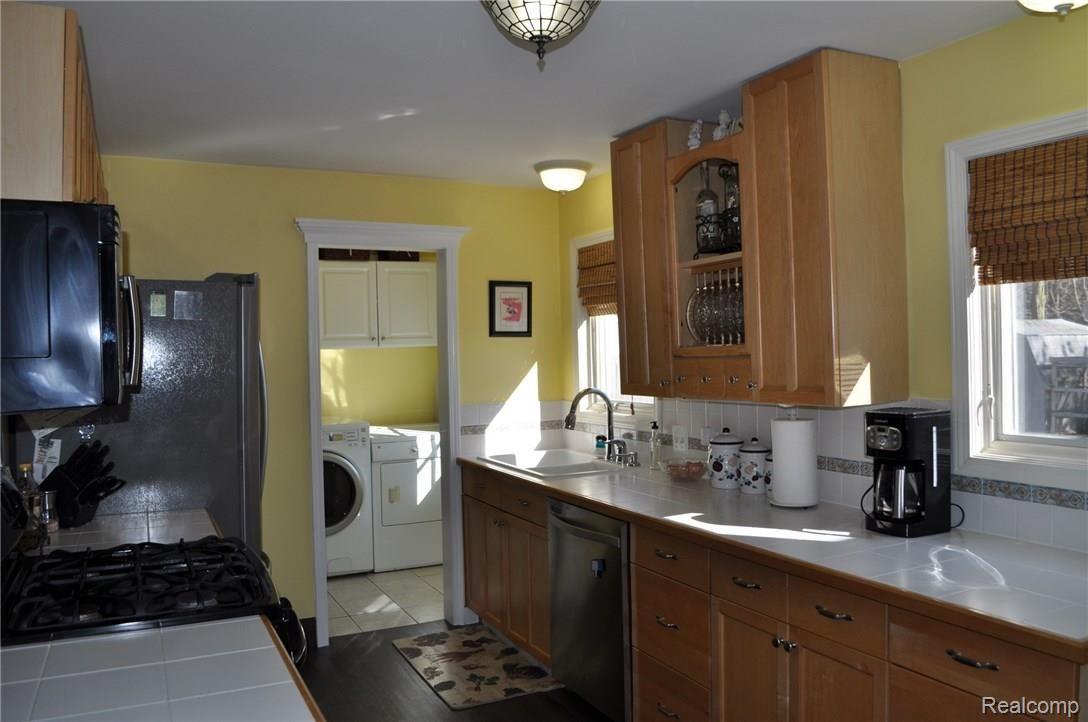 705 Hickory Street Fenton, MI 48430 - Photo 6 of 30 Kitchen