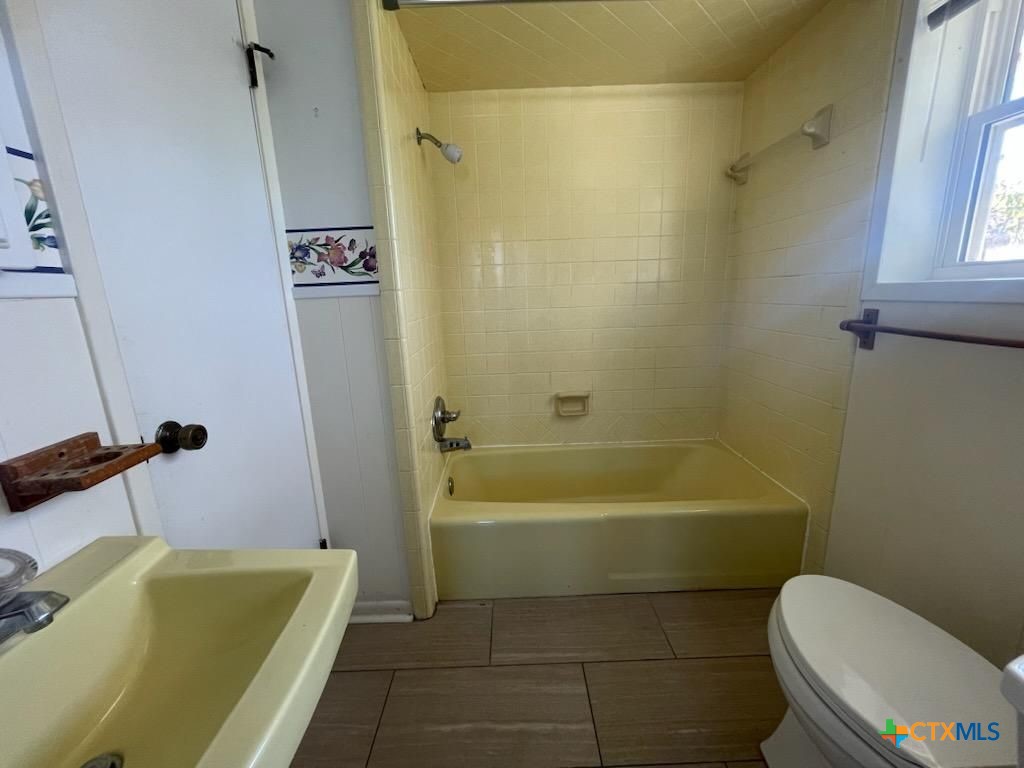 104 Skipcha Trail Lampasas, TX 76550 - Photo 28 of 34 a bathroom with a tub a toilet and a sink