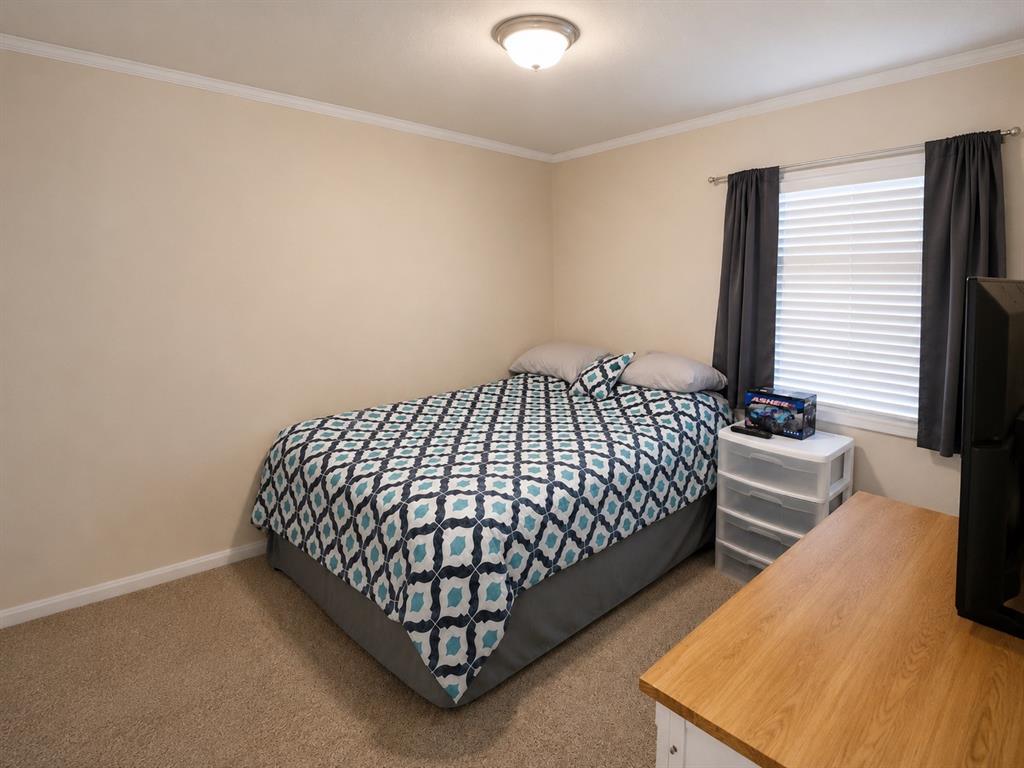 2900 Interstate 35, Unit 80 Waco, TX 76706 - Photo 7 of 10 a bedroom with a bed and a window