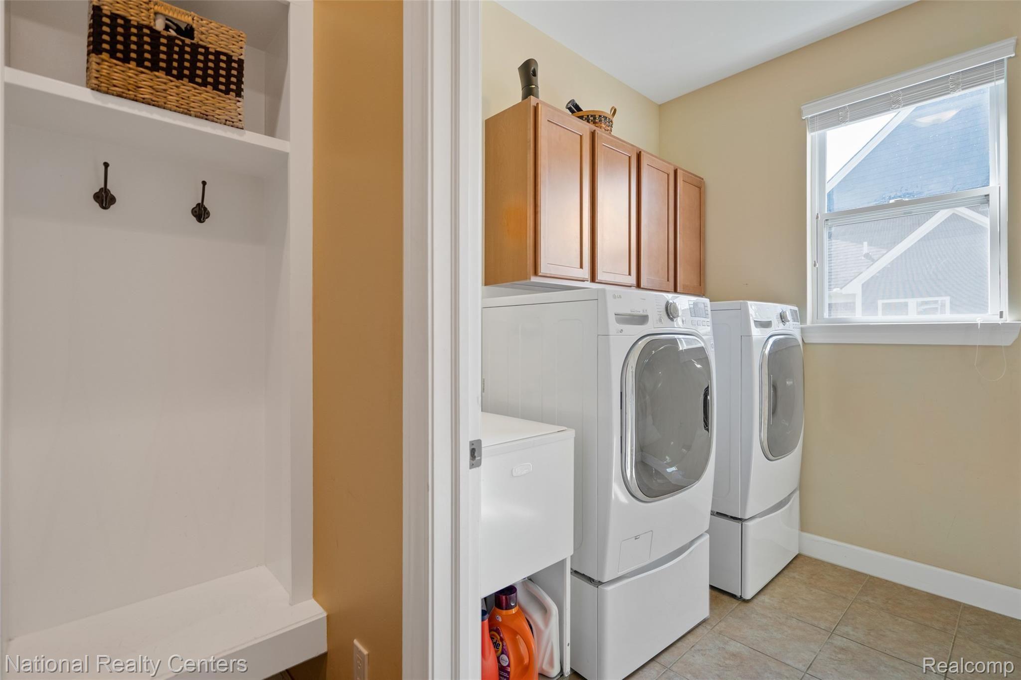 4552 Oakhurst Ridge Road Clarkston, MI 48348 - Photo 30 of 53 Entry level laundry