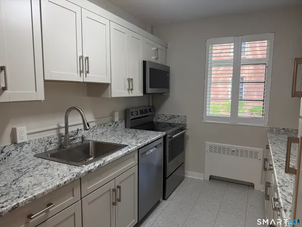 $3,000 | 20 Outlook Avenue, Unit 102, West Hartford, CT 06119