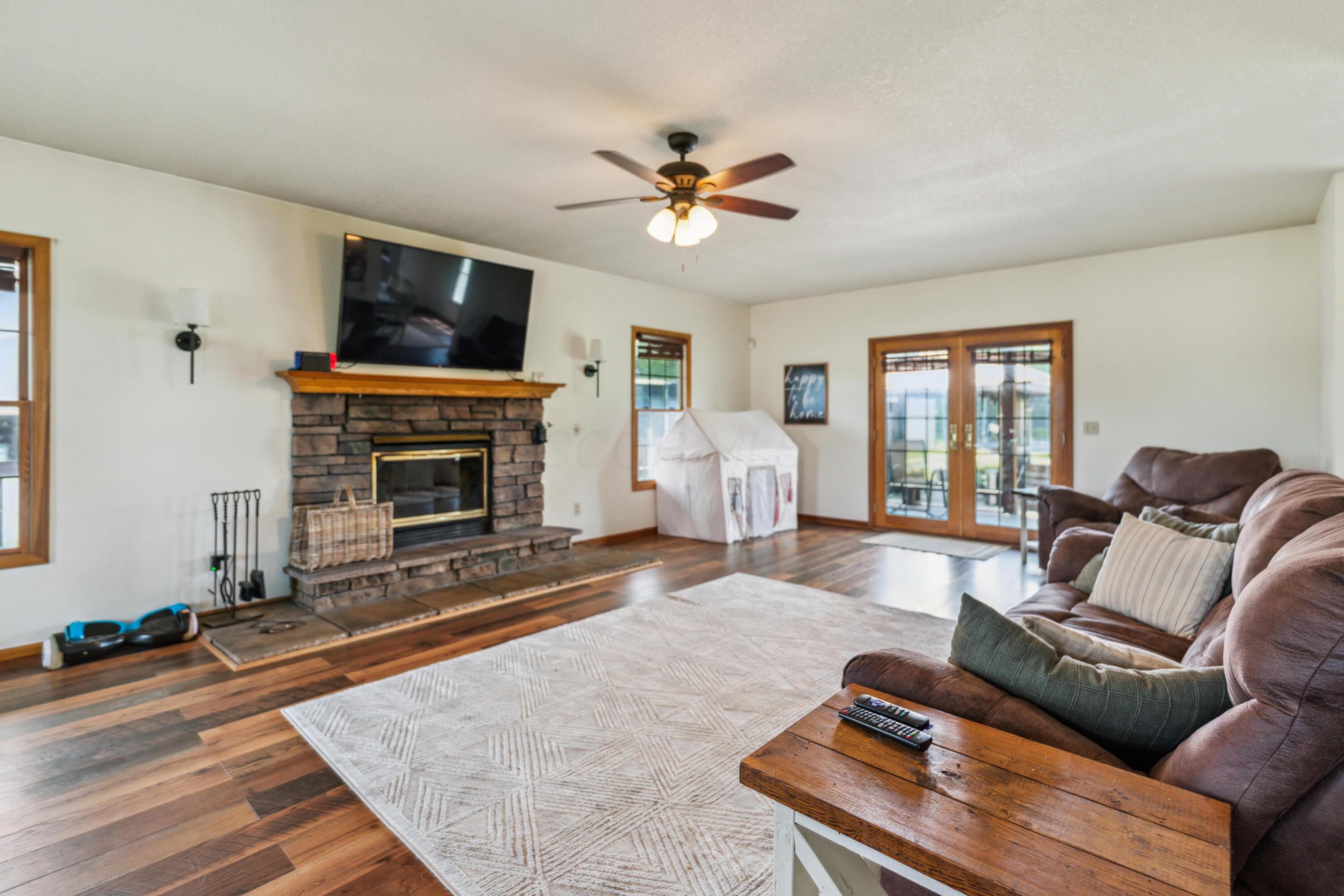 17994 Claypool Road Newark, OH 43056 - Photo 6 of 39 Living Room