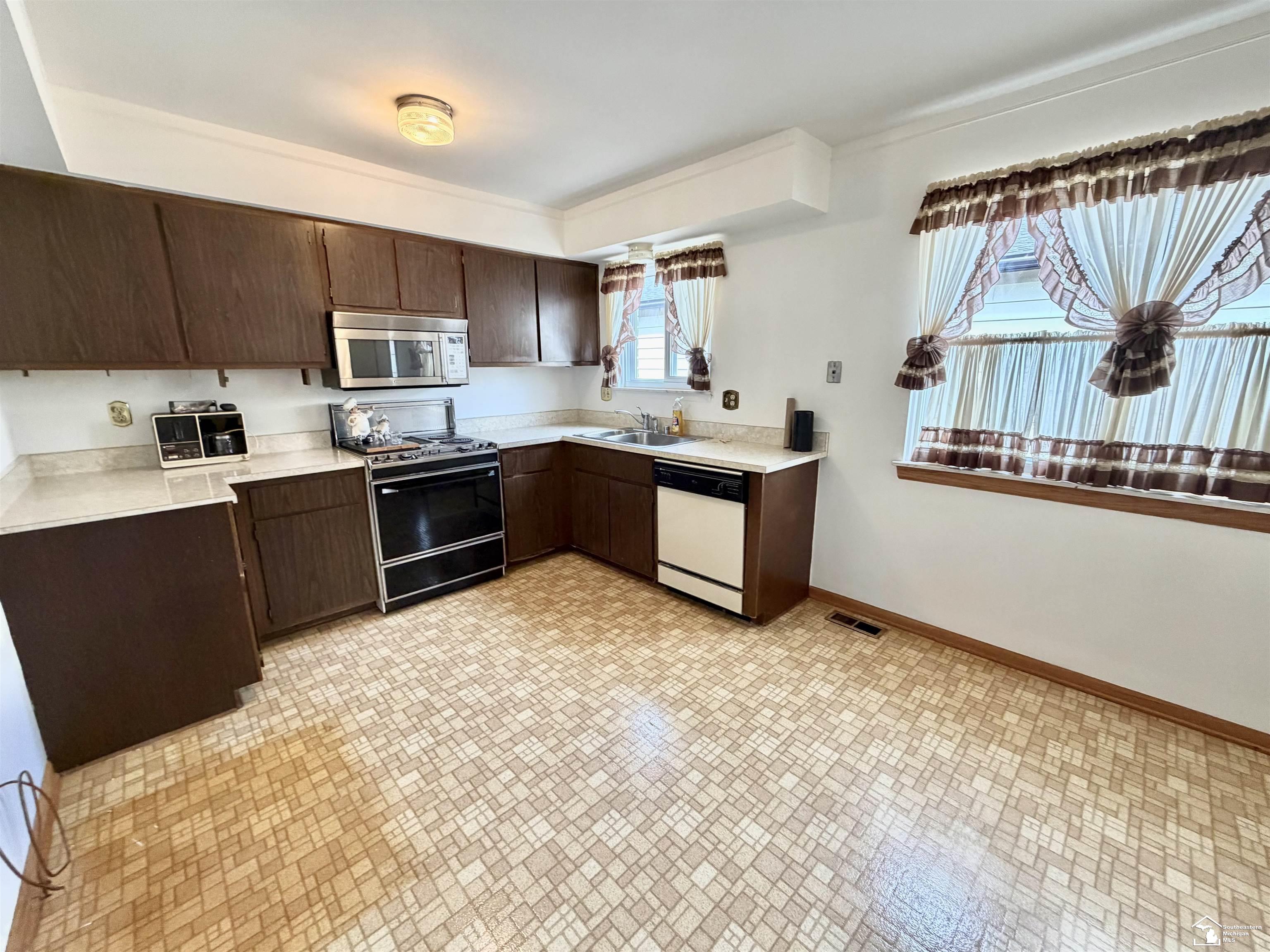 25920 Reeck Road Trenton, MI 48183 - Photo 4 of 22 Gallery Image 4