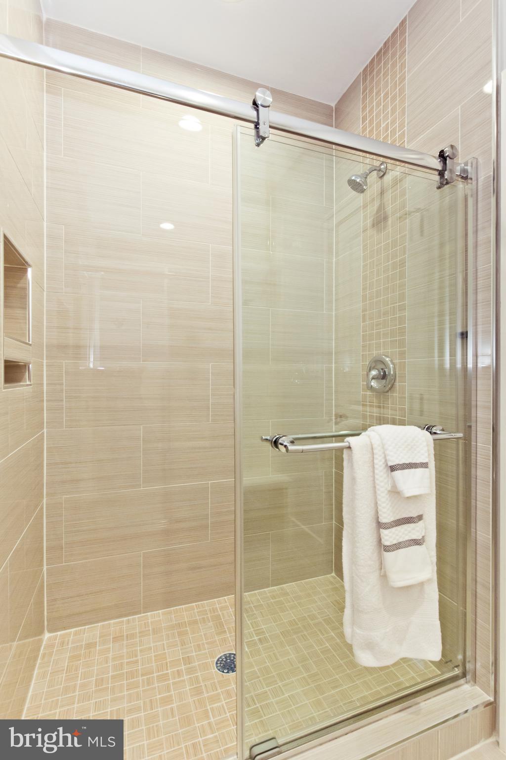 3122 Wayne Road Falls Church, VA 22042 - Photo 31 of 50 Jack and Jill bathroom