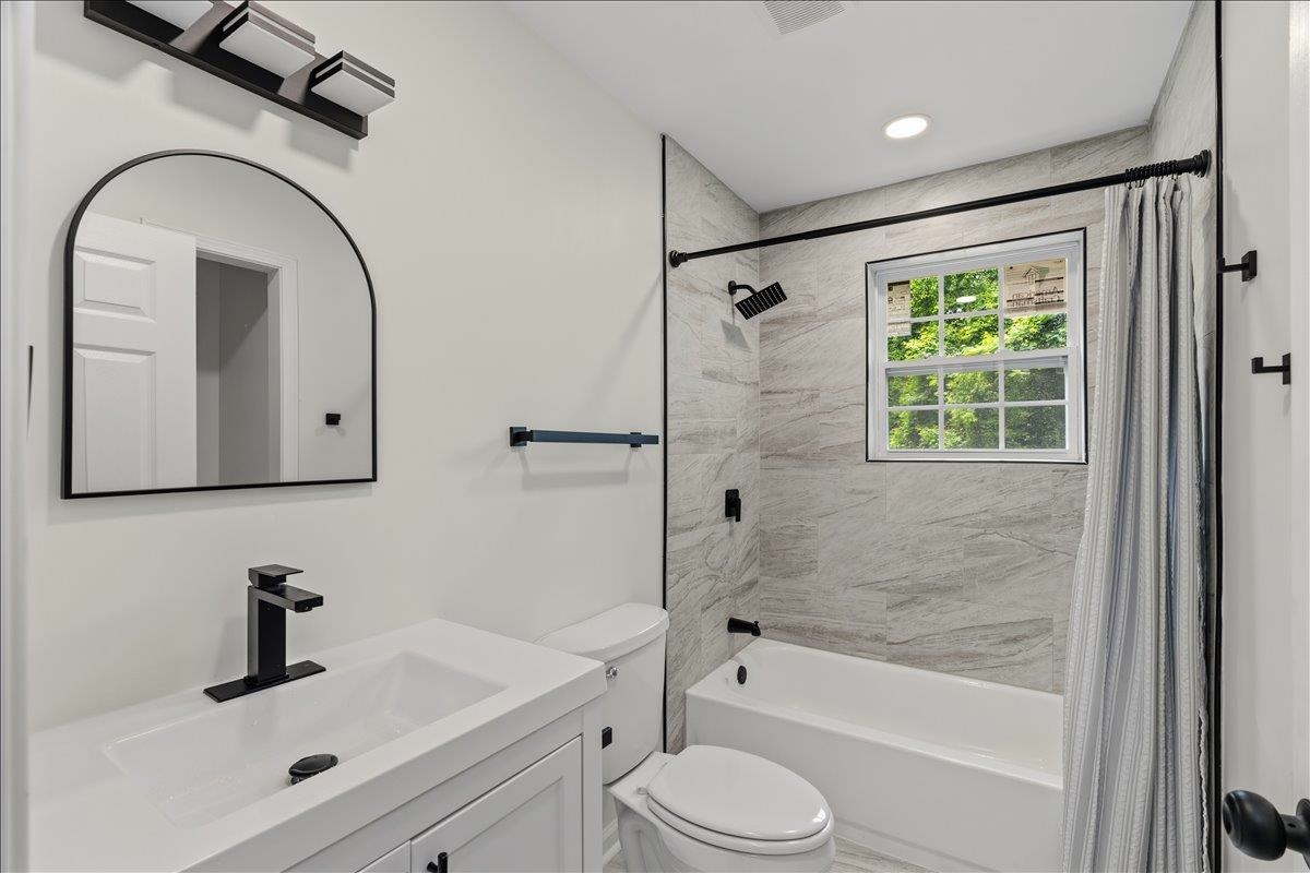 3065 Sax Road Memphis, TN 38109 - Photo 7 of 17 Bathroom