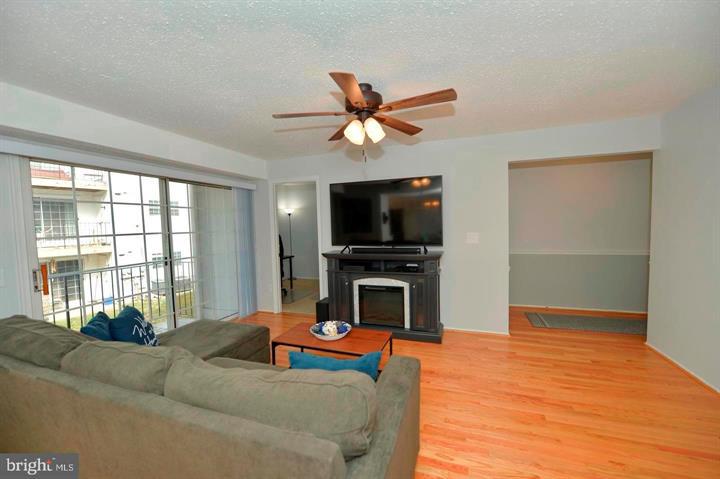 109 Fort Evans Road Southeast, Unit C Leesburg, VA 20175 - Photo 5 of 20 Living room