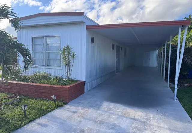 a view of entryway with a yard