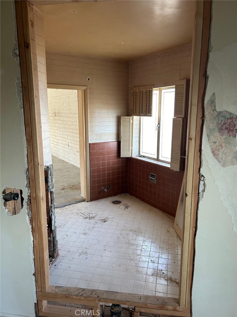 20572 Rancherias Road Apple Valley, CA 92307 - Photo 7 of 11 a view of an empty room and window