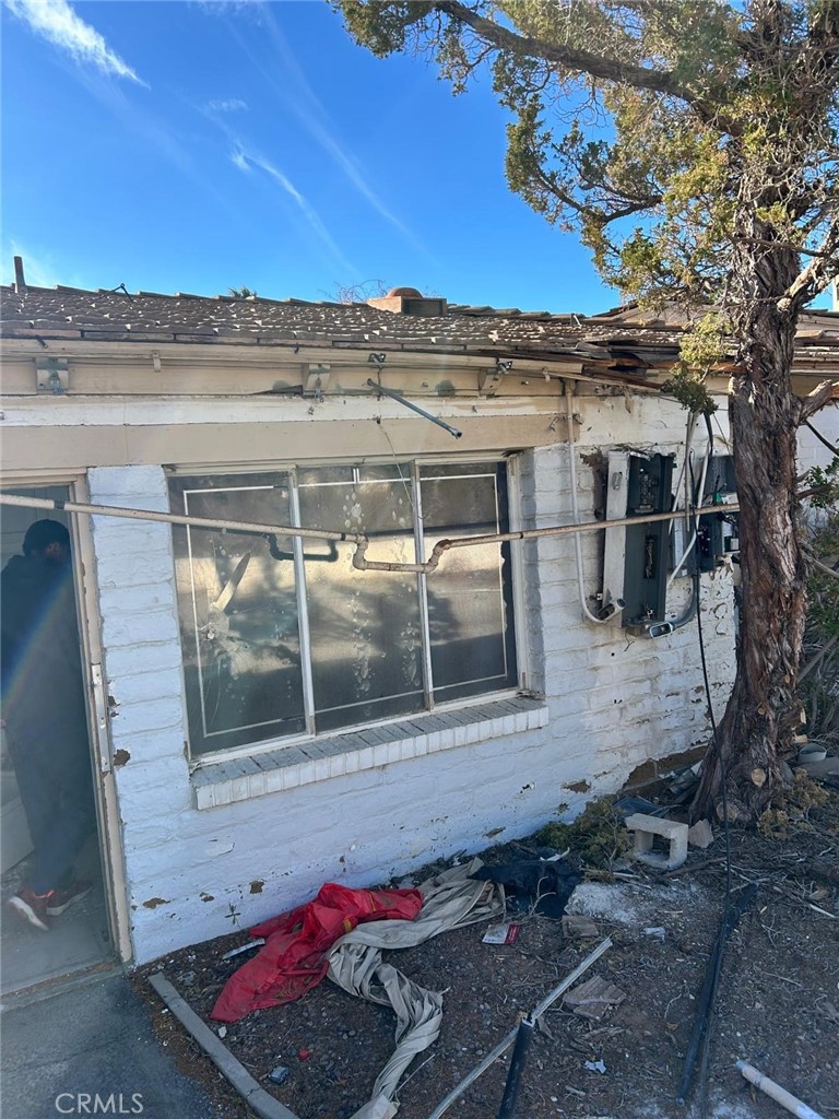 20572 Rancherias Road Apple Valley, CA 92307 - Photo 9 of 11 a view of a house with a sitting area