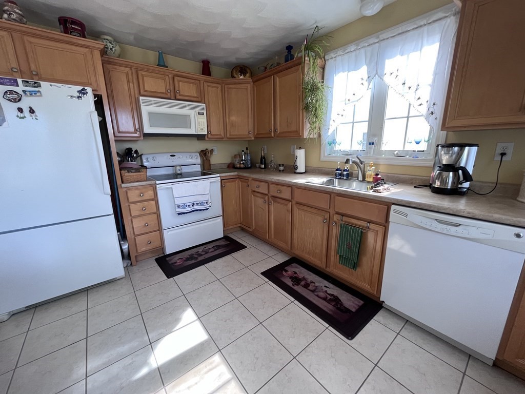117 Manchester Street, Unit B Lowell, MA 01852 - Photo 7 of 35