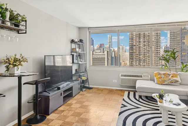 $4,000 | 333 East 45th Street, Unit 31C | Midtown East