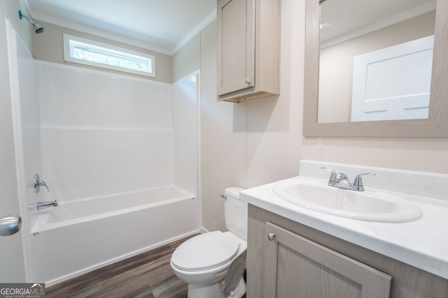 734 Hollywood Church Road Clarkesville, GA 30523 - Photo 20 of 49 a bathroom with a sink toilet and bathtub