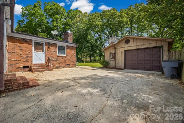 $2,300 | 4827 Harcourt Lane, Charlotte, NC 28212