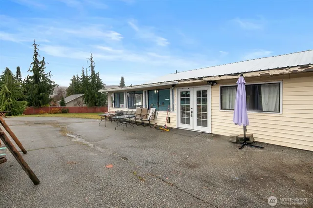a view of a house with backyard and parking area