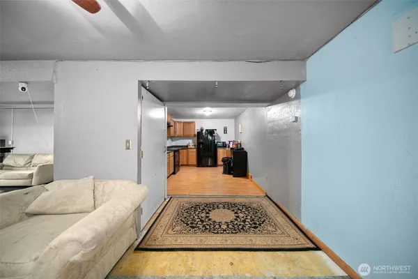 a bed room with a rug