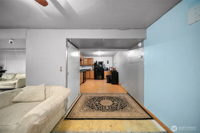 a bed room with a rug