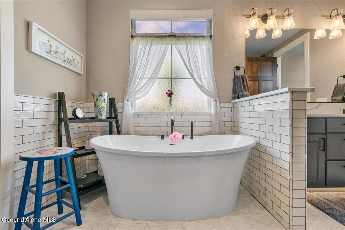 457 West Kinnerly Court Rathdrum, ID 83858 - Photo 25 of 51 Primary tub