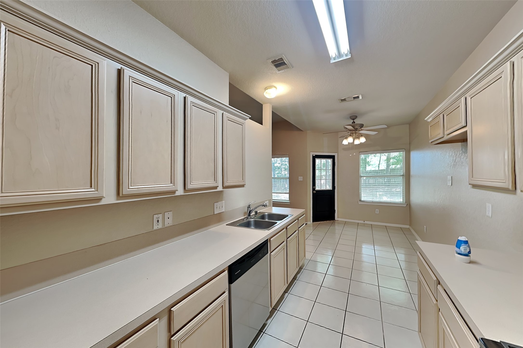 285 Mesa View Conroe, TX 77316 - Photo 3 of 16