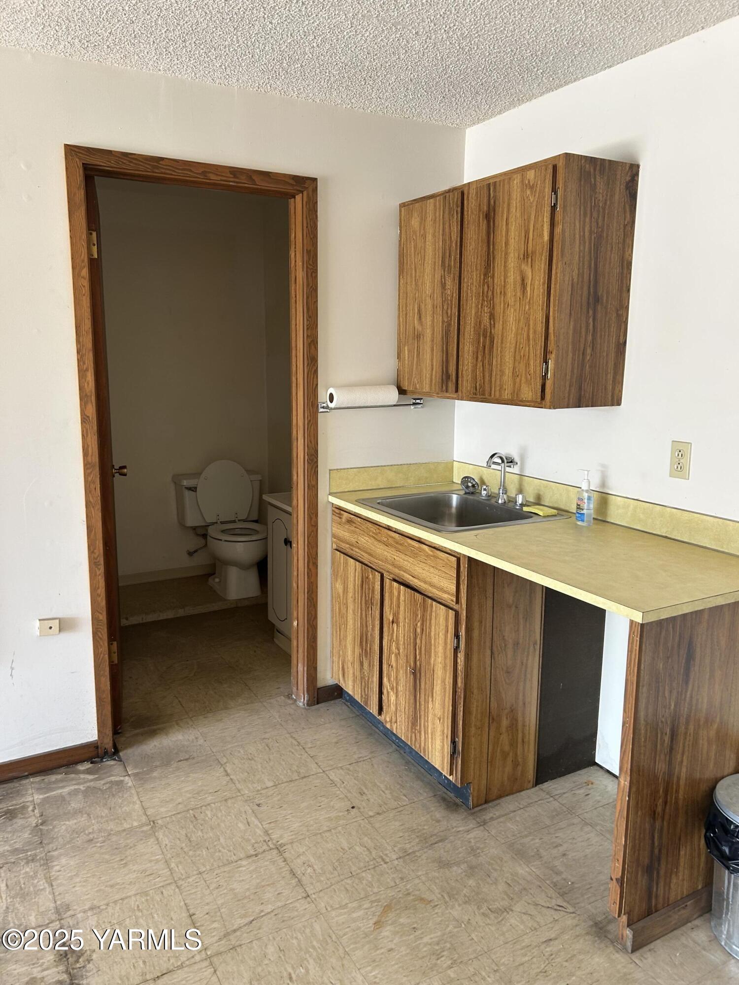 6505 Alpine Way Yakima, WA 98908 - Photo 14 of 18 a bathroom with a sink and a mirror