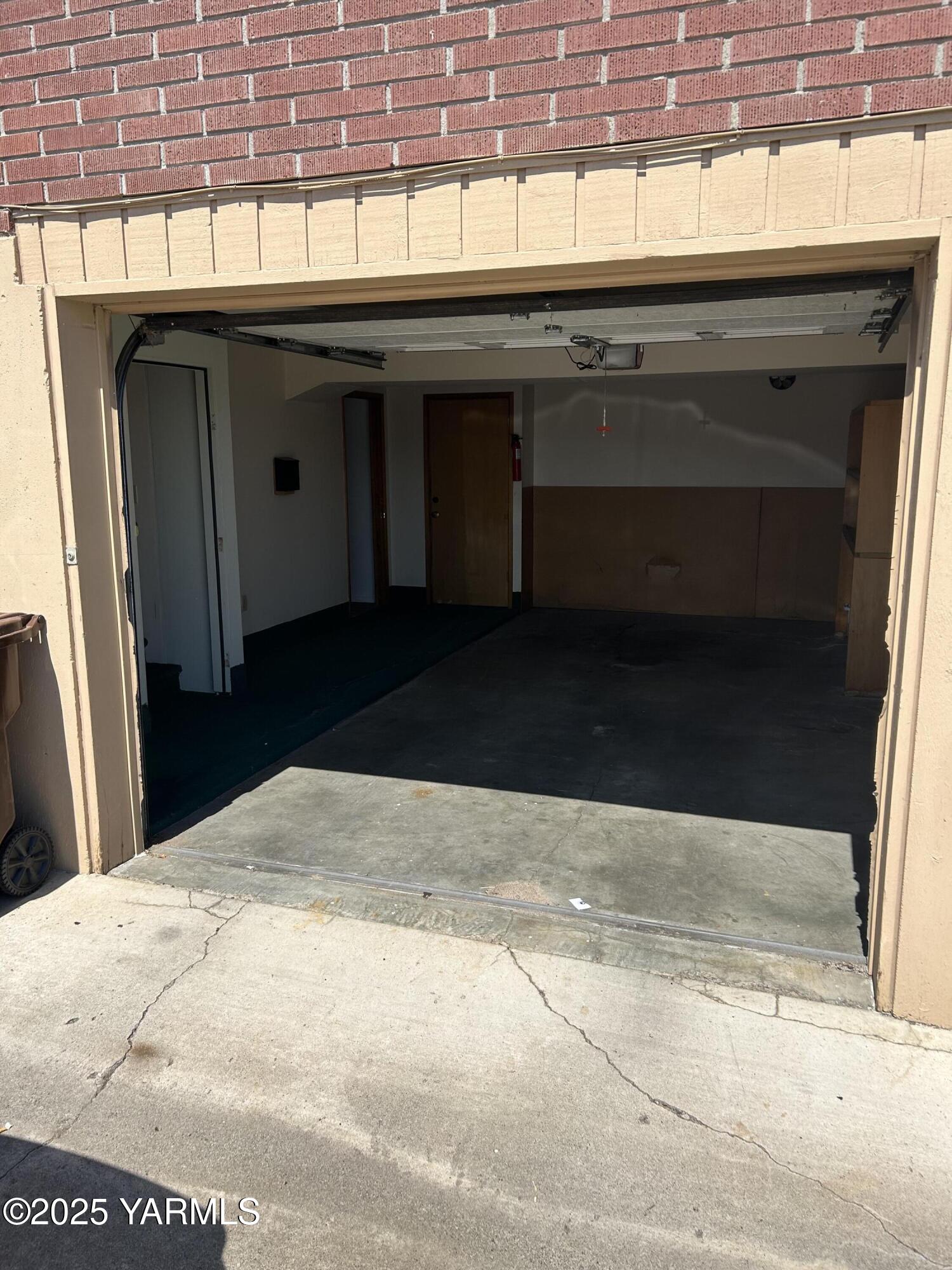 6505 Alpine Way Yakima, WA 98908 - Photo 17 of 18 a kitchen with a stove and a refrigerator