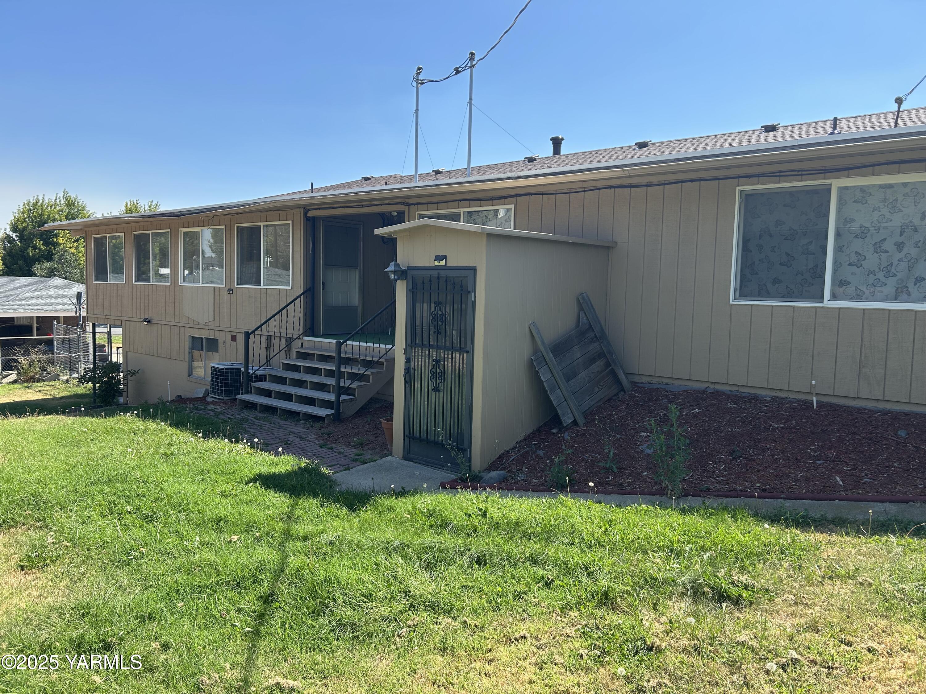 6505 Alpine Way Yakima, WA 98908 - Photo 4 of 18 a view of a house with backyard and porch