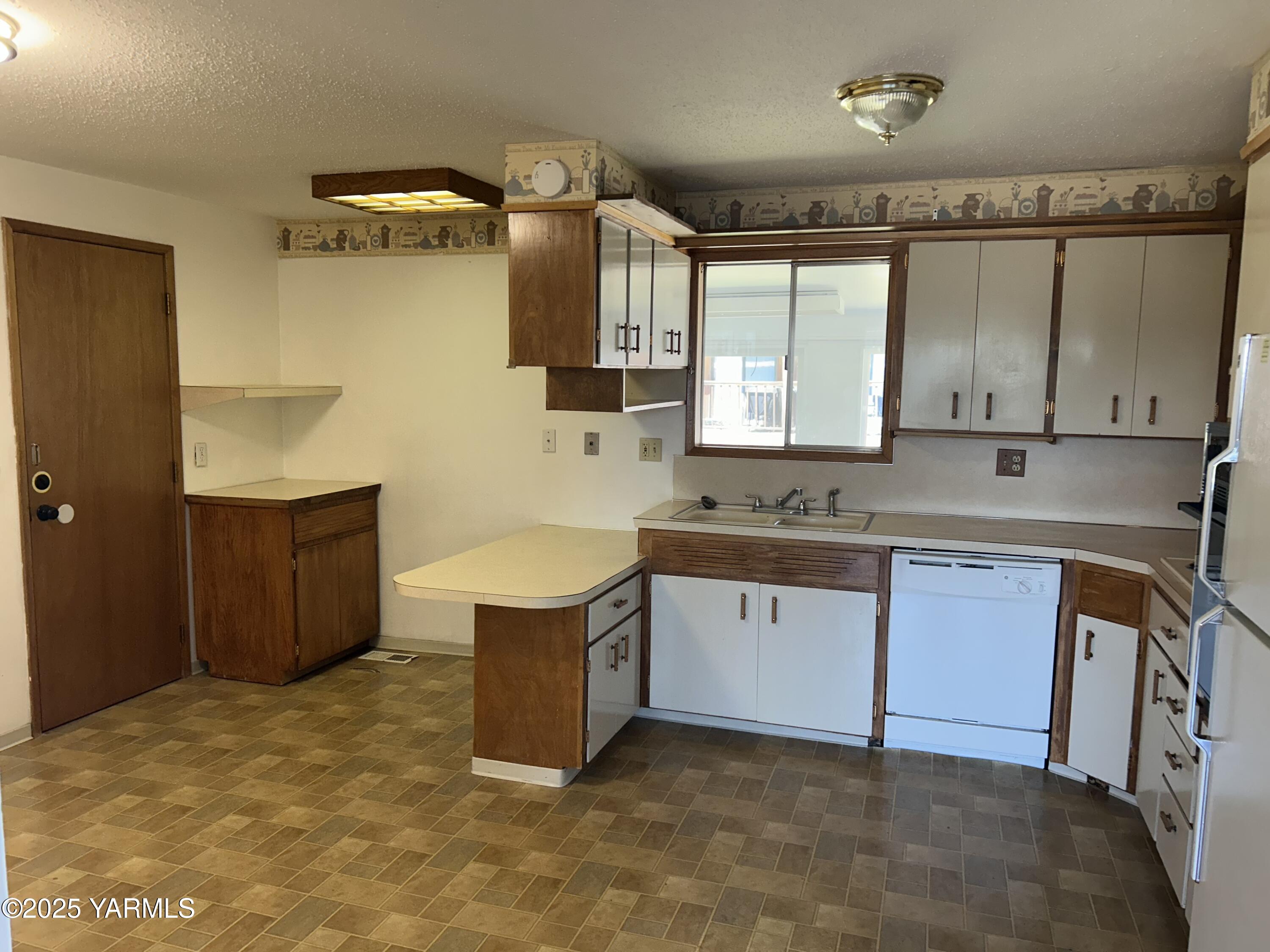 6505 Alpine Way Yakima, WA 98908 - Photo 6 of 18 a kitchen with granite countertop a sink and a stove