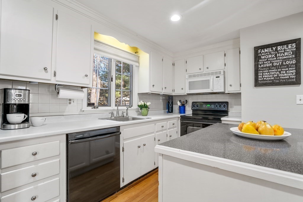 69 Colonial Road Medfield, MA 02052 - Photo 11 of 39 Gallery Image 11