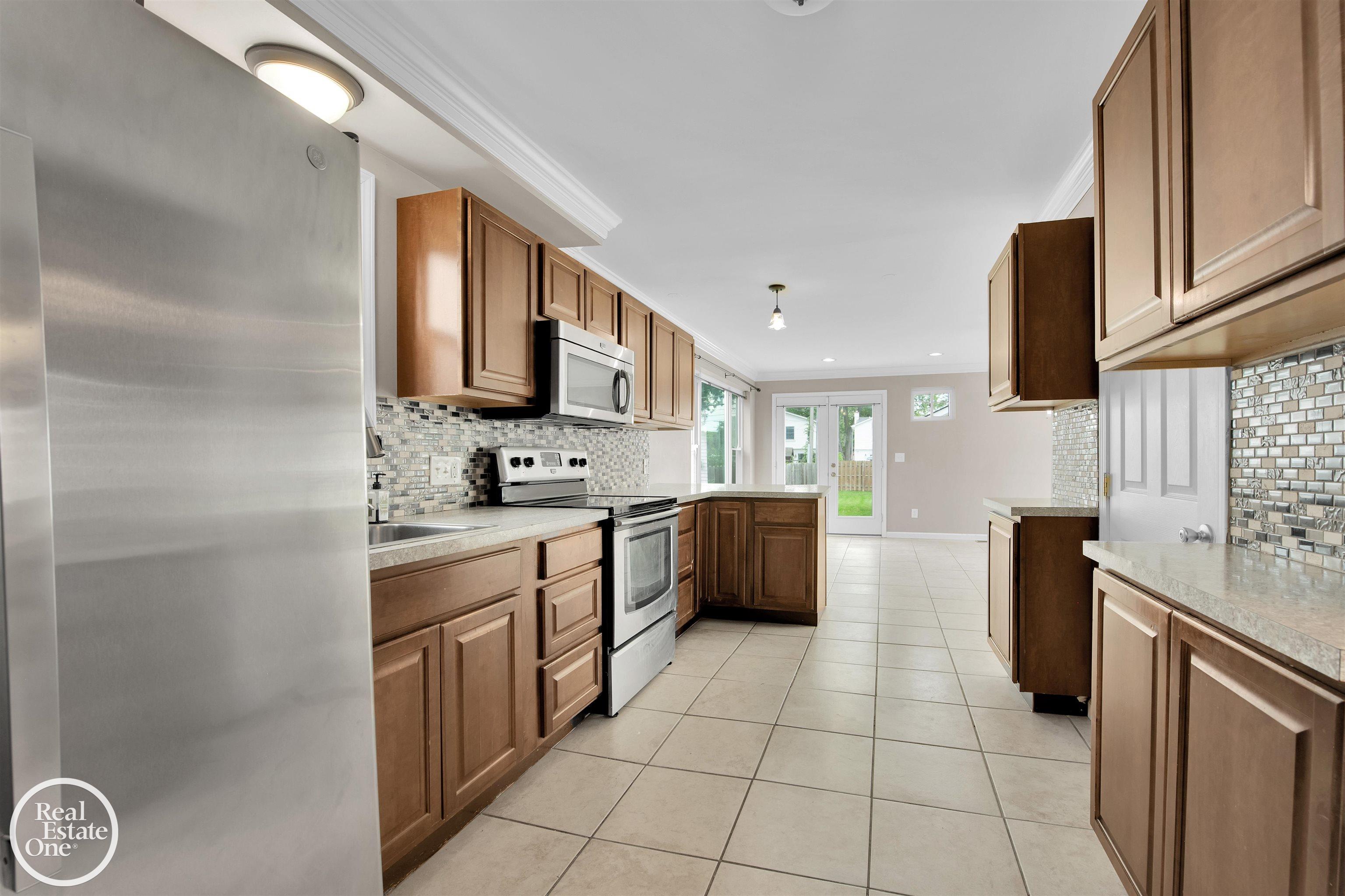 1258 Hampton Road Grosse Pointe, MI 48236 - Photo 7 of 37 50147895-76b912a7-e3a0-4ab5-9d43-787e88186d8e.JPG