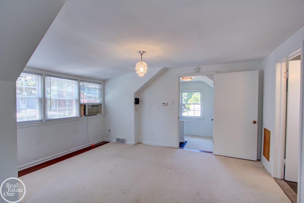 1716 Severn Road Grosse Pointe, MI 48236 - Photo 46 of 49 31354824-45.JPG