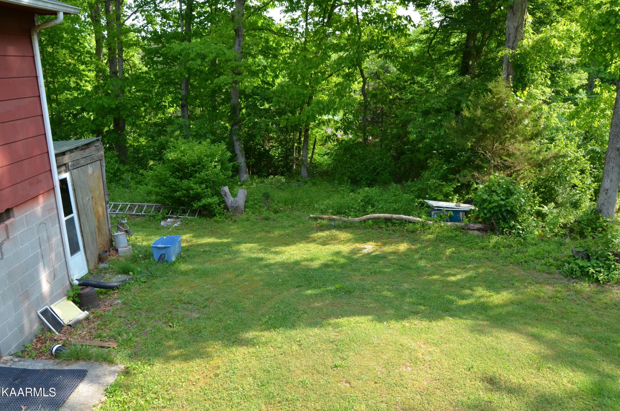 484 Kerrigan Road Crossville, TN 38555 - Photo 20 of 23 a backyard of a house with seating space