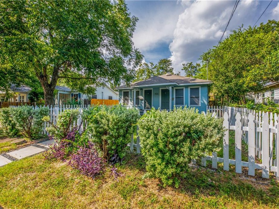906 Capitol Court, Unit B Austin, TX 78751 - Photo 12 of 12 a view of a house with a yard and garden