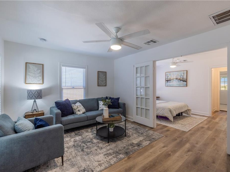 906 Capitol Court, Unit B Austin, TX 78751 - Photo 5 of 12 a living room with furniture and a couch
