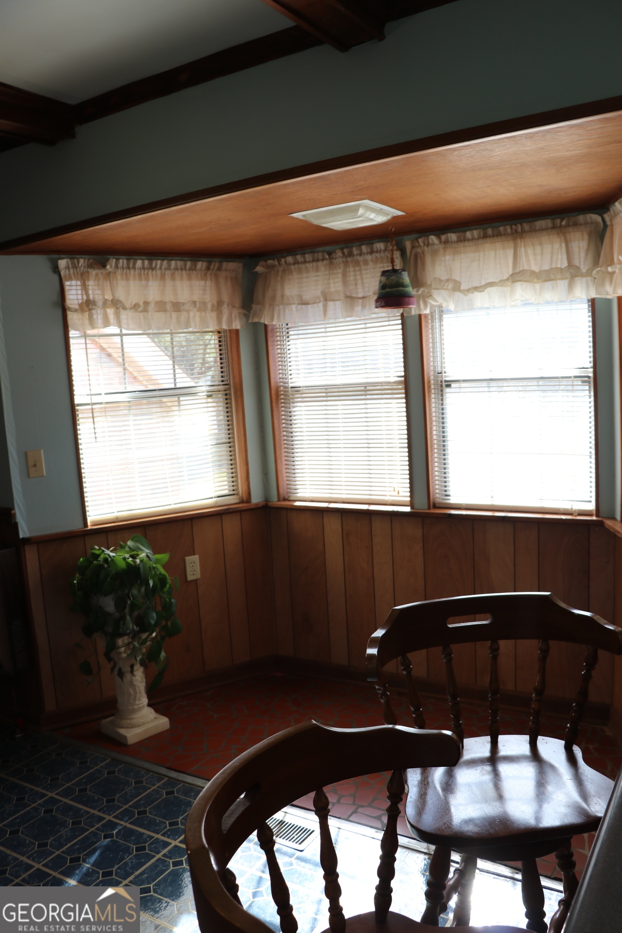 6797 Highway 114 Lyerly, GA 30730 - Photo 21 of 56 a room with furniture and window