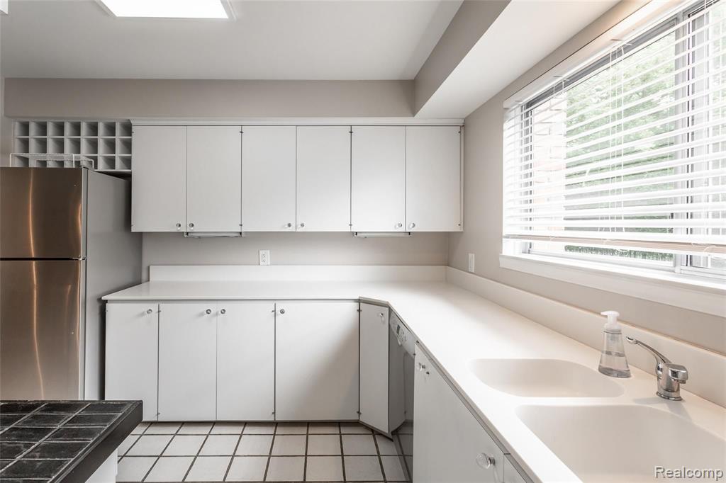 4041 West Maple Road, Unit 104 Bloomfield Hills, MI 48301 - Photo 12 of 25