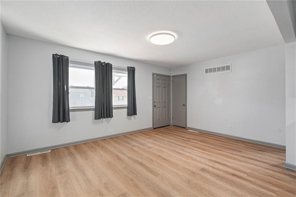 2400 South Crescent Avenue Independence, MO 64052 - Photo 8 of 37